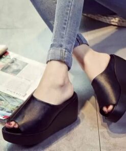 Proste i wygodne sandały na koturnie